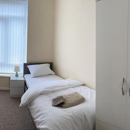 Rooms 7 Minutes From Etihad Manchester Exteriör bild