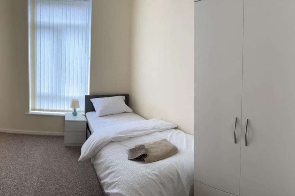 Rooms 7 Minutes From Etihad Manchester Exteriör bild