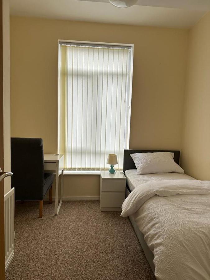 Rooms 7 Minutes From Etihad Manchester Exteriör bild